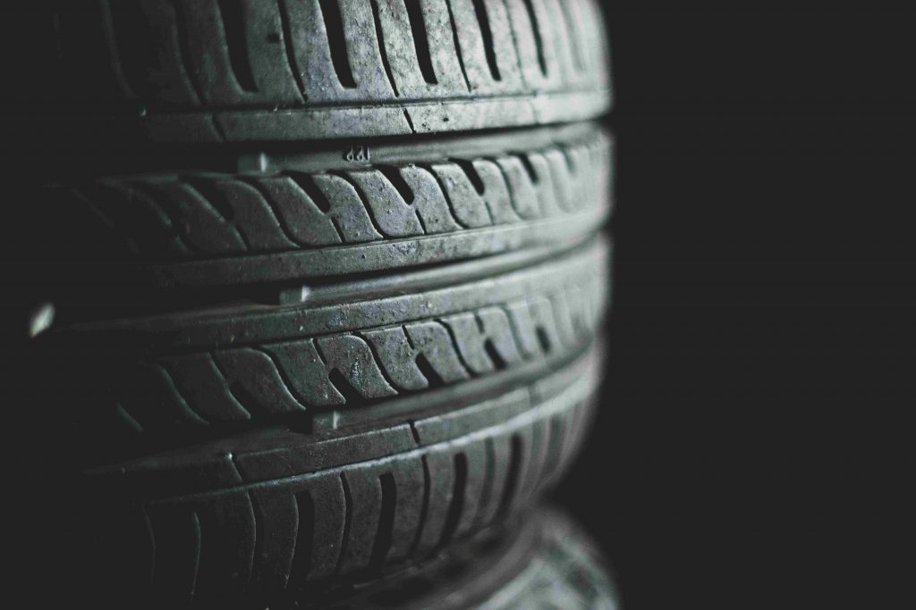 conformité des pneus dans l'industrie automobile.